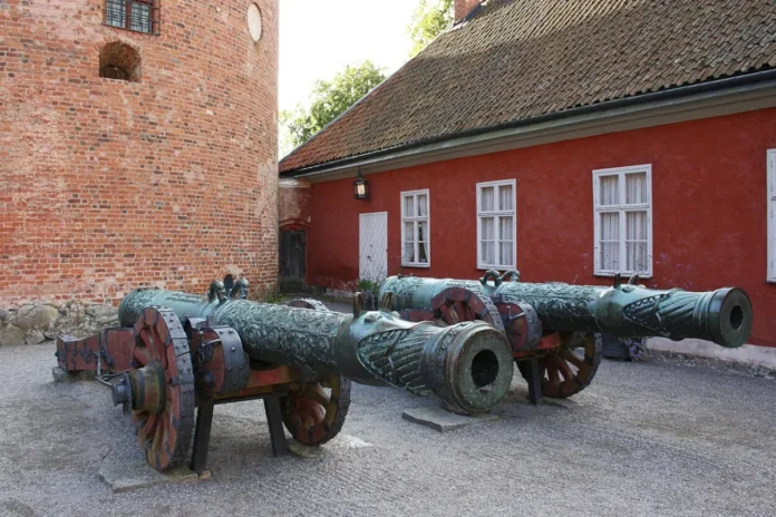 The outer courtyard with the bronze cannons Galten and Suggan (Russian war booty 1623). Photo: Janders (Public domain)
