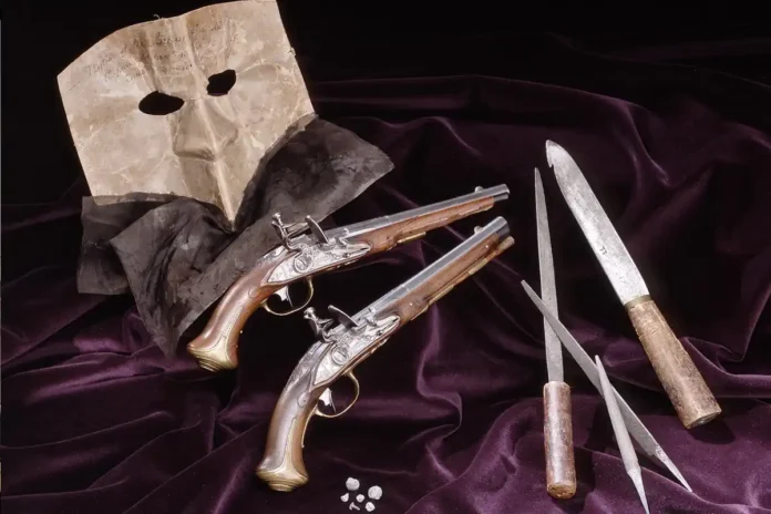 Anckarström's mask and the pistols used in the assassination attempt in 1792. Photo: LSH 47763 (Public domain)