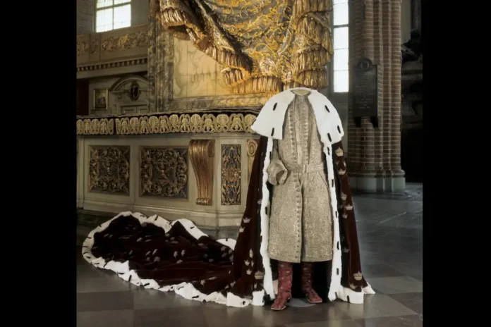 Gustav III's full coronation attire, displayed in the Storkyrkan in front of the royal throne where the king sat during most of the ceremony. Photo: Livrustkammaren (CC BY-SA 3.0)