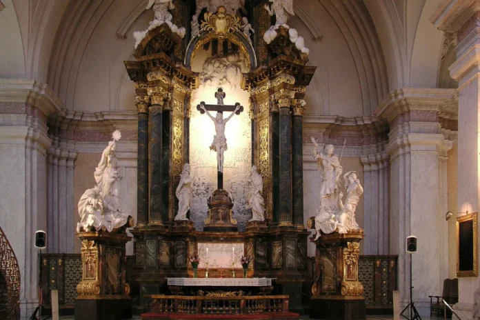 Gustav Vasa Church, The altarpiece with side groups, as well as the brass candelabras in front. Photo: Håkan Svensson (Xauxa) (CC BY-SA 3.0)