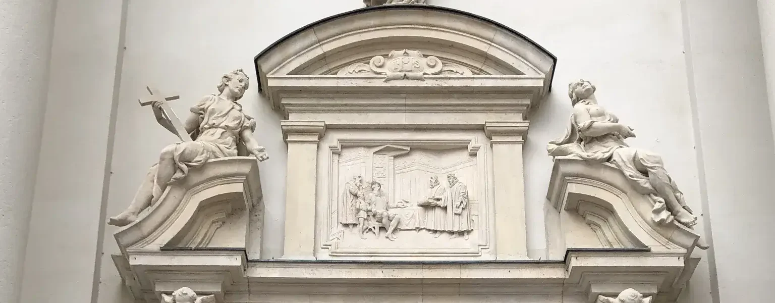 The main portal of Gustav Vasa Church depicts Gustav Vasa receiving the Swedish Bible. Photo: Mkallgren (CC BY-SA 4.0)