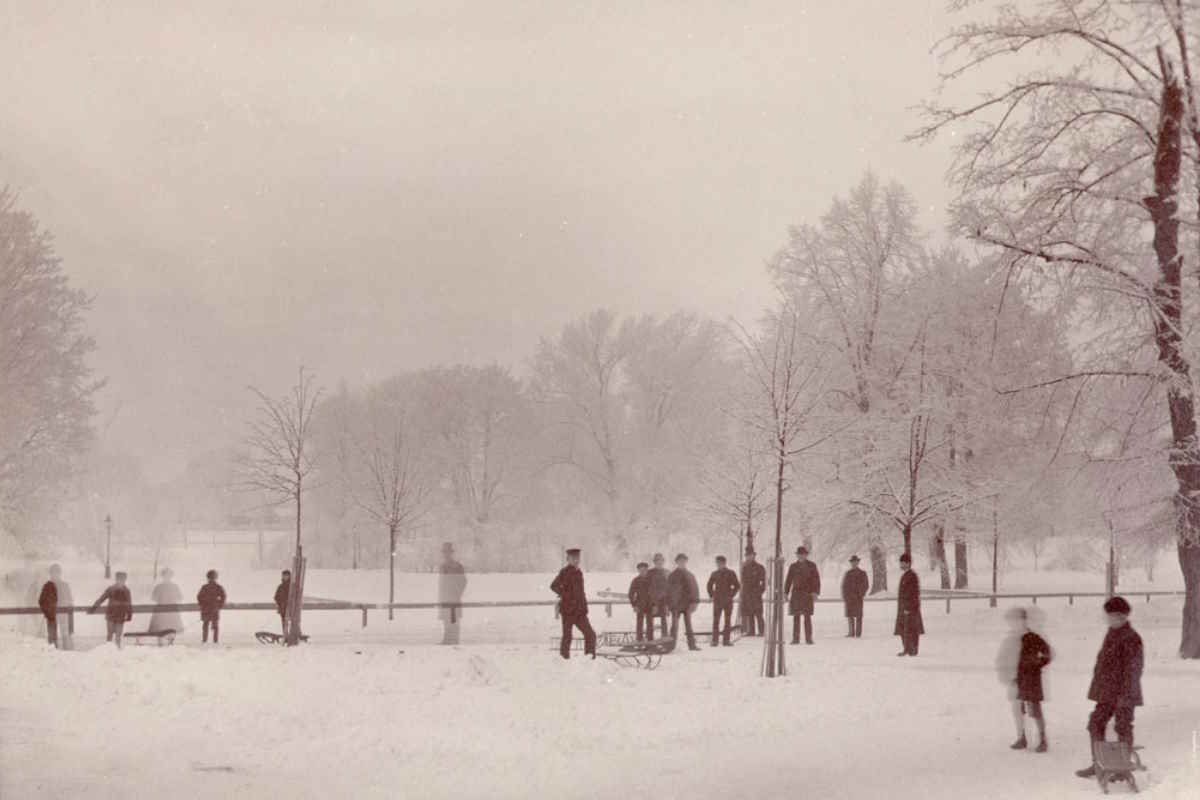 People enjoying the winter in Humlegården in Stockholm city, 1890. (Public domain).