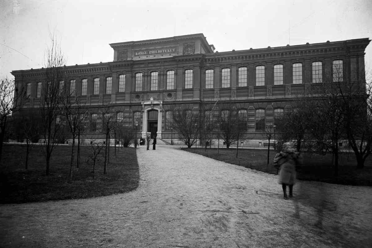 Kungl. Biblioteket, Humlegården, Stockholm, in 1897. (Public domain).