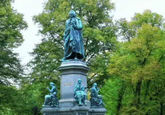 Humlegården in Stockholm, statue of the Swedish botanist Carl von Linné. Photo: Øyvind Holmstad (CC BY-SA 4.0)