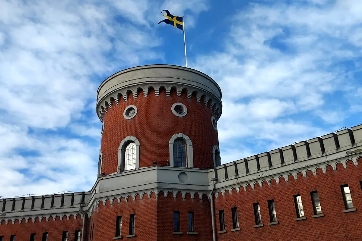 The naval ensign on Kastellholmen shows that Sweden is not at war and not under occupation. Photo: © StockholmMuseum.com