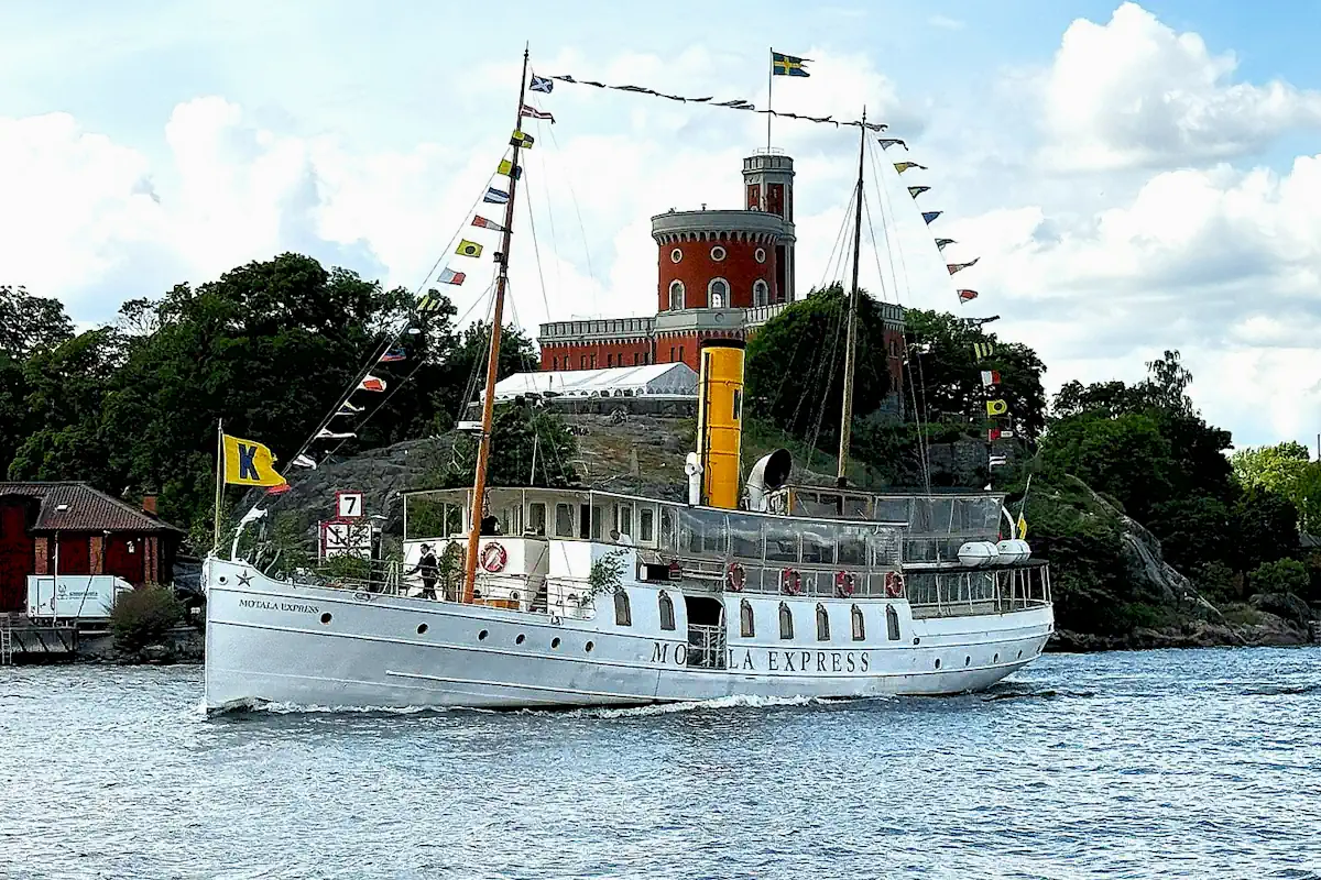 The ship Motala Express steams past the fortress on Kastellholmen in Stockholm. Photo: Sinikka Halme (CC BY-SA 4.0)