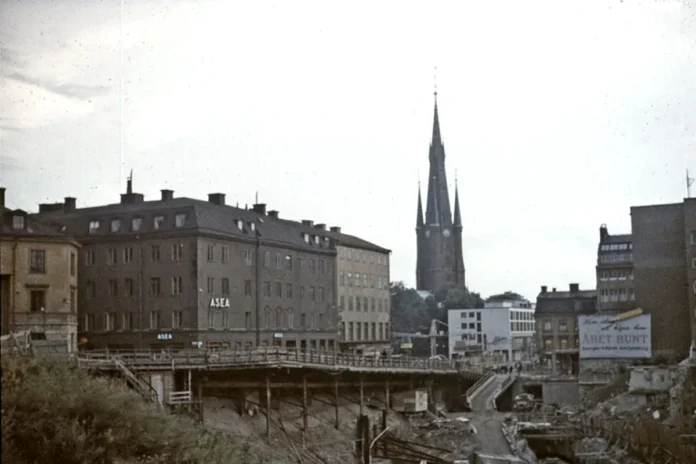 Klara Church and the temporary Klarabergsgatan westward towards Drottninggatan.. Photo: Stockholms Spårvägsmuseum, 1953 (CC-BY-NC)