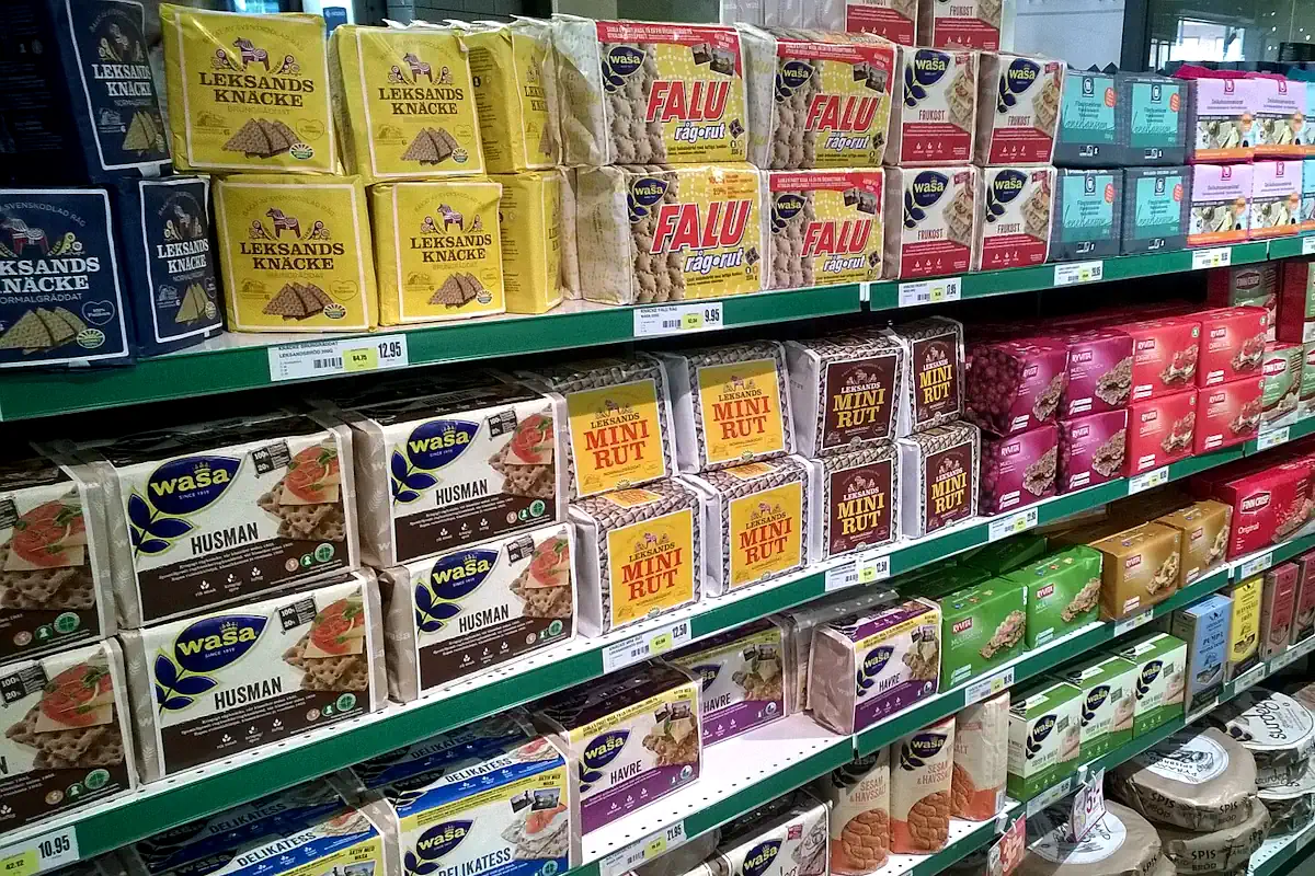 The shelf with crispbread (knäckebröd) in a completely typical Swedish grocery store. Photo: Heipedia (CC BY-SA 4.0)