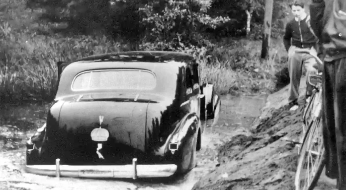 "Car in the ditch in Segeltorp", view towards Stockholm. Photo: DN/Public domain