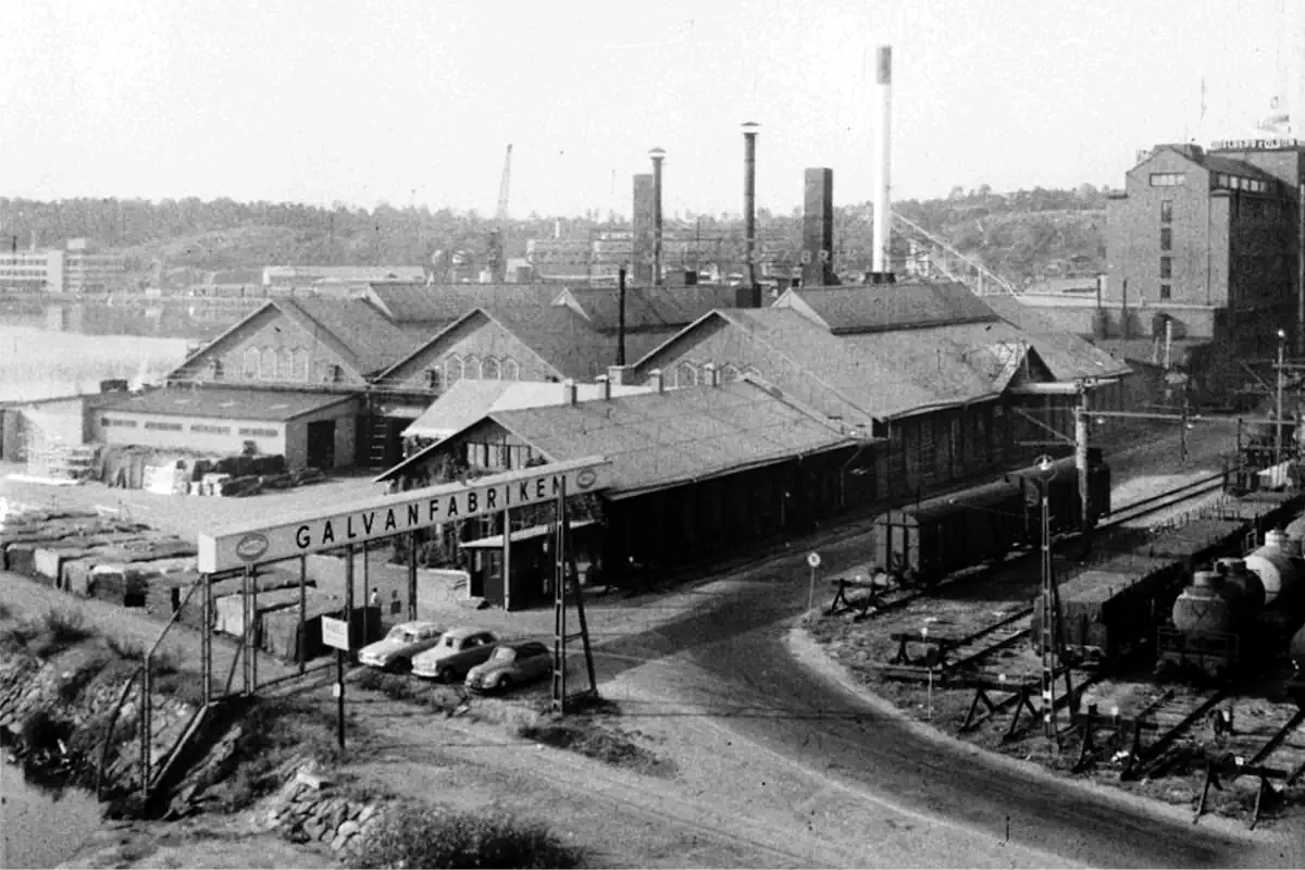 View of Marievik (the harbor area in Liljeholmen), showing the industries that once operated here. Photo: Per Lindroos (Public domain)