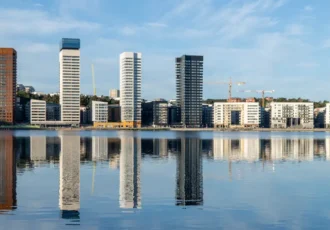 View of Liljeholmskajen (the eastern part of Liljeholmen, just south of Södermalm in Stockholm). Photo: Jules Verne Times Two (CC BY-SA 4.0)
