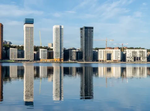 View of Liljeholmskajen (the eastern part of Liljeholmen, just south of Södermalm in Stockholm). Photo: Jules Verne Times Two (CC BY-SA 4.0)