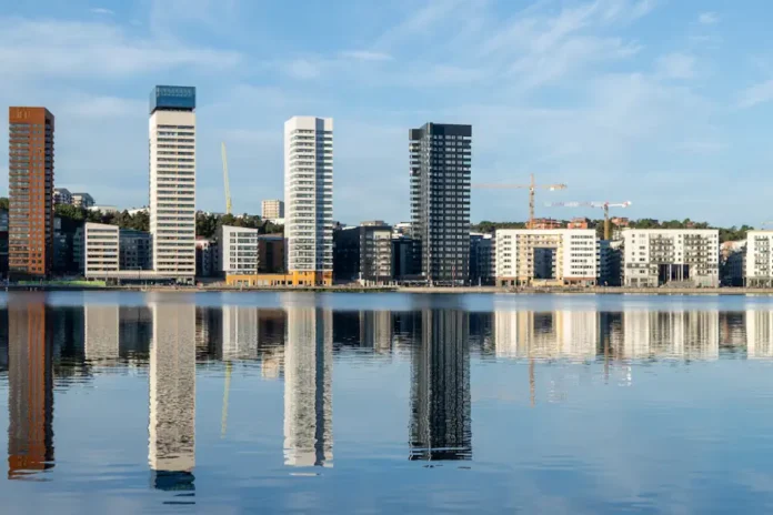 View of Liljeholmskajen (the eastern part of Liljeholmen, just south of Södermalm in Stockholm). Photo: Jules Verne Times Two (CC BY-SA 4.0)