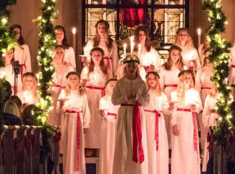 Traditional Lucia celebration in the church in Vaxholm outside Stockholm, 2017. Photo: Bengt Nyman from Vaxholm, Sweden (CC BY 2.0)