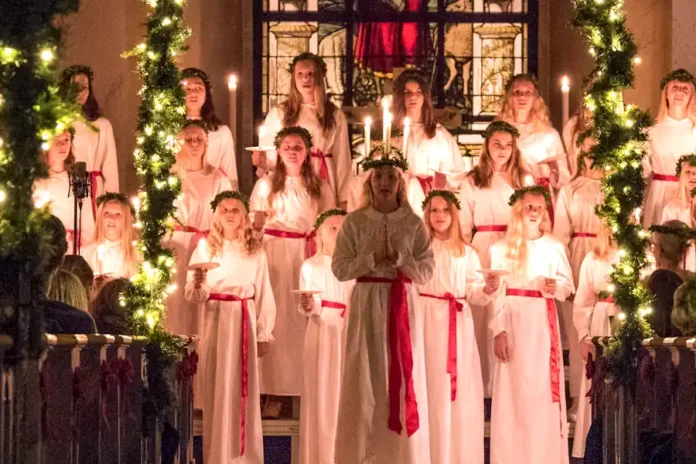 Traditional Lucia celebration in the church in Vaxholm outside Stockholm, 2017. Photo: Bengt Nyman from Vaxholm, Sweden (CC BY 2.0)