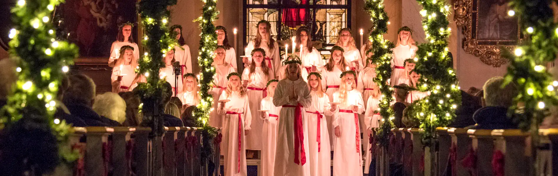 Traditional Lucia celebration in the church in Vaxholm outside Stockholm, 2017. Photo: Bengt Nyman from Vaxholm, Sweden (CC BY 2.0)
