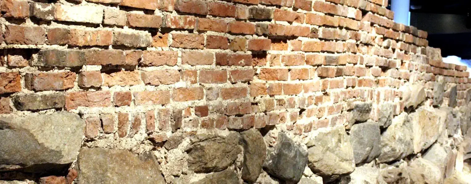 Stockholm's city wall from the 16th century, in its original location under Helgeandsholmen. Photo: Jssfrk. CC0 1.0 Universal