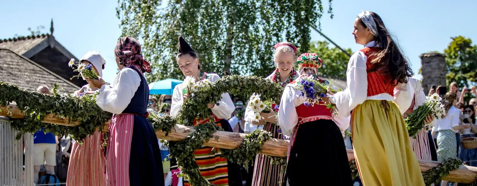 The maypole at Skansen is being prepared for raising on Midsummer’s Eve. Photo: Therese Jahnson/Skansen