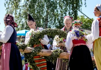 The maypole at Skansen is being prepared for raising on Midsummer’s Eve. Photo: Therese Jahnson/Skansen