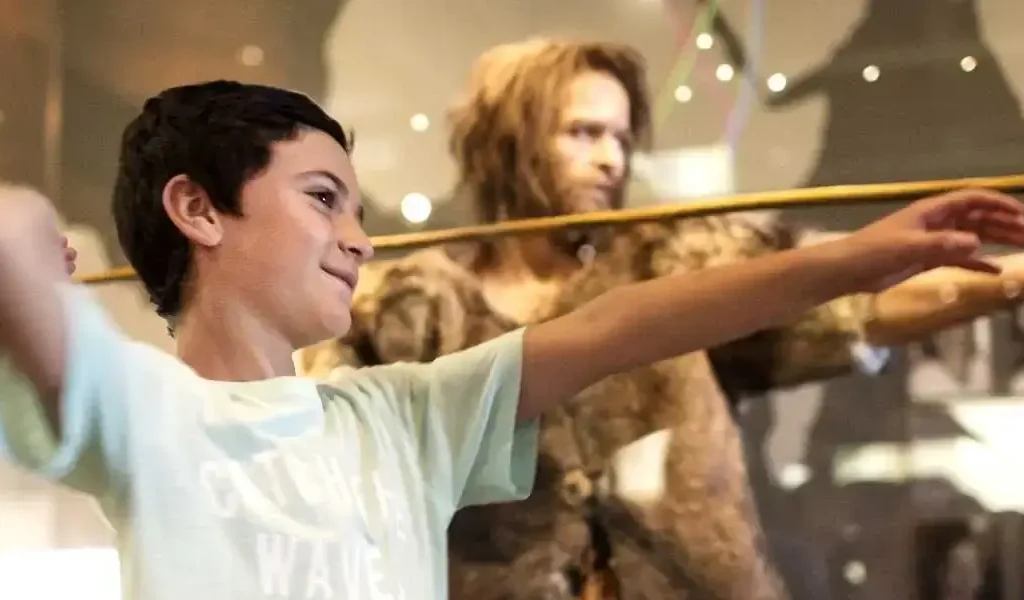 Children in the exhibition The Human Journey. Photo: Martin Stenmark/Naturhistoriska riksmuseet.