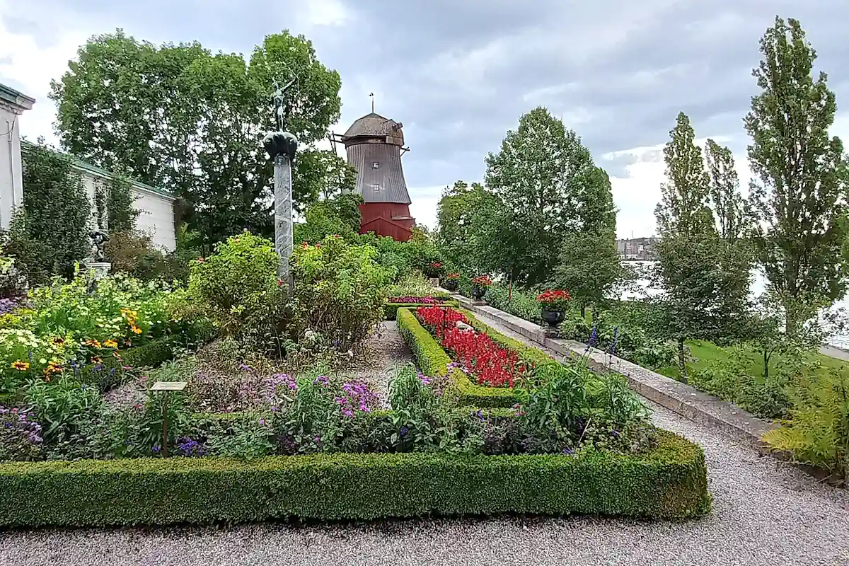 Waldemarsudde garden and historic oil mill in Stockholm. Photo: Bysmon (CC BY-SA 4.0)
