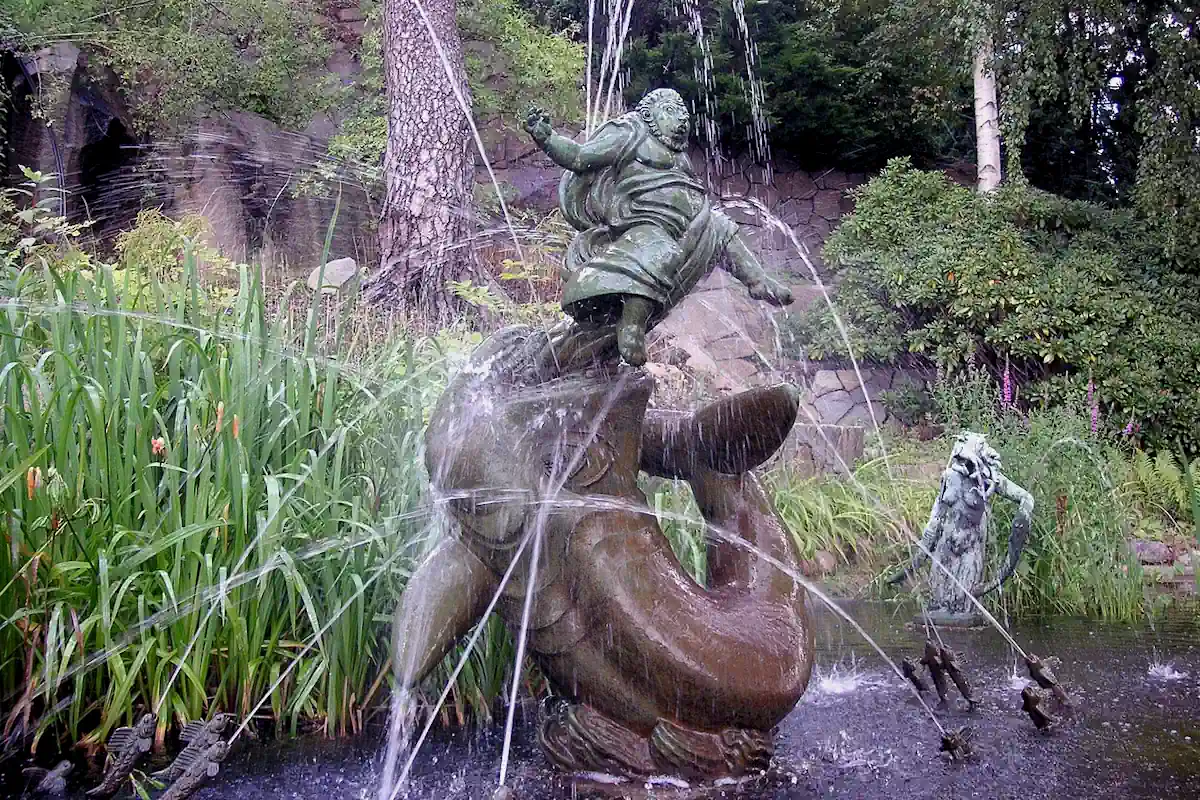 Millesgården sculpture Jonah and the Whale in Stockholm. Photo: Holger.Ellgaard (CC BY-SA 3.0)