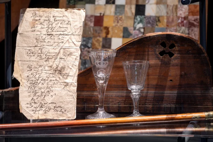 The troubadour Carl Michael Bellman's walking stick, death mask, and song manuscripts. Photo: Hendrik Zeitler/Nordiska museet