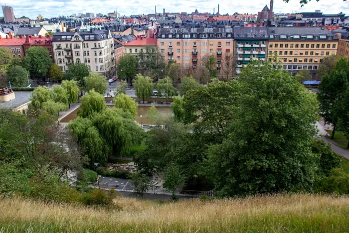 Observatory Hill in Stockholm, view down towards the paddling pool and Sveavägen. Photo: Mike Peel (CC BY-SA 4.0)