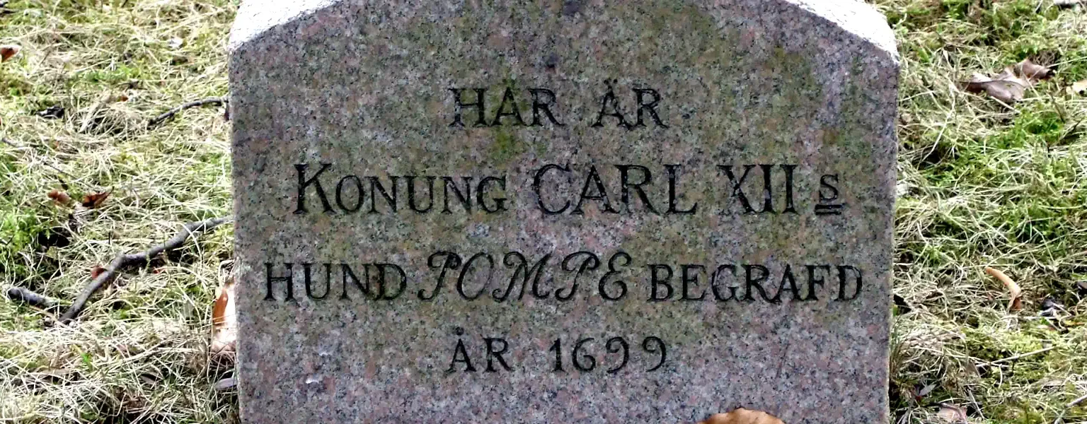 The gravestone at Karlberg Palace belonging to Charles XII's first dog, Pompe. Photo: Lennart Kjellman (CC BY-SA 3.0)