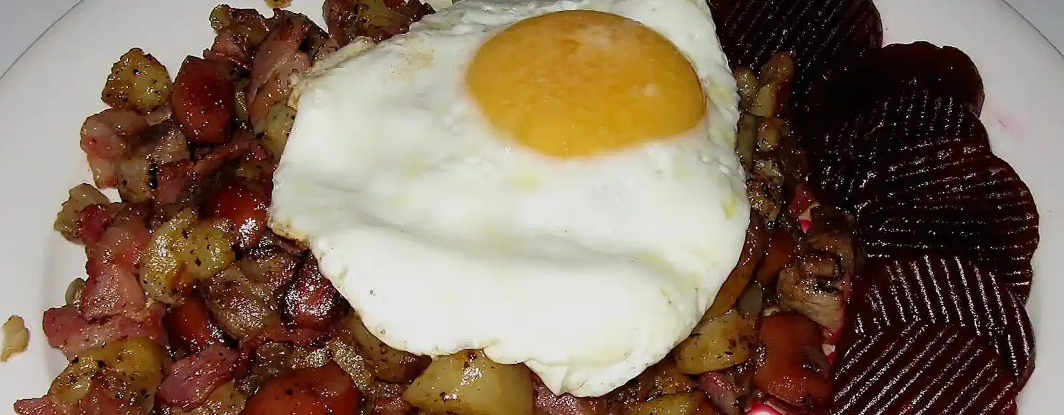 Swedish Pyttipanna with a fried egg and sliced beets. Photo: Skivsamlare (CC BY-SA 3.0)