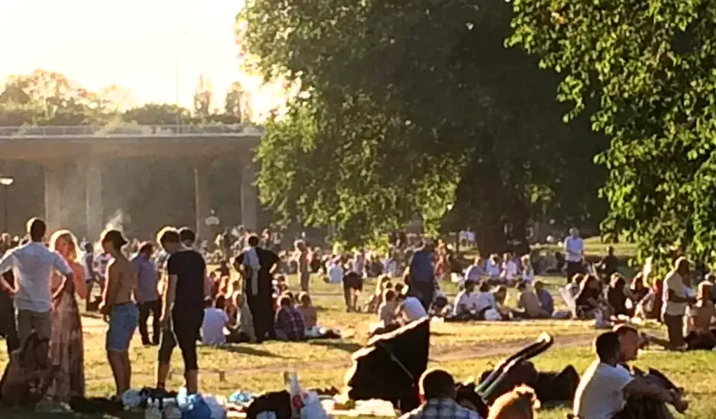 Rålambshovsparken often fills up on warm summer evenings. Photo: Sniper Zeta (CC BY-SA 4.0)
