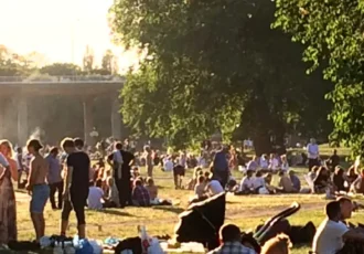 Rålambshovsparken often fills up on warm summer evenings. Photo: Sniper Zeta (CC BY-SA 4.0)