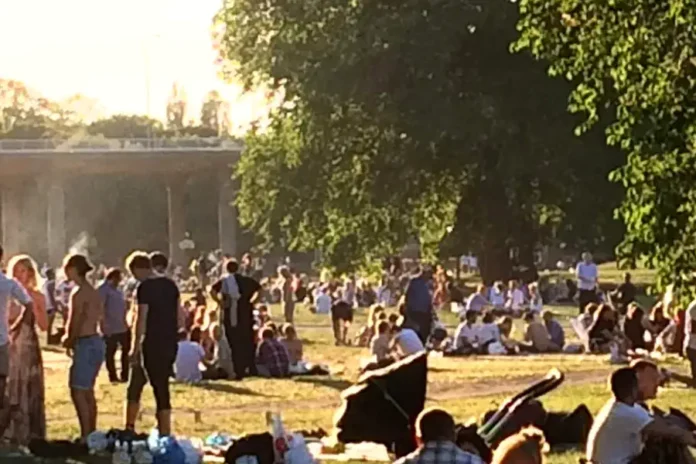 Rålambshovsparken often fills up on warm summer evenings. Photo: Sniper Zeta (CC BY-SA 4.0)