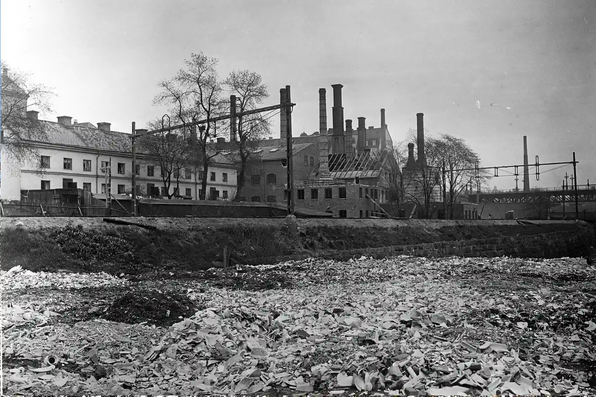 Rörstrand’s Porcelain Factories, photo from the dump in 1926. Demolition of the feldspar kilns is underway. Photo: Torsten Althin (Public domain)