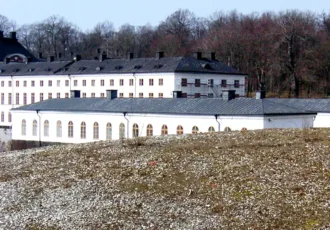 The porcelain tip from the Rörstrand porcelain factory in Stockholm, with Karlberg Palace in the background. Photo: Holger.Ellgaard (CC BY-SA 3.0)