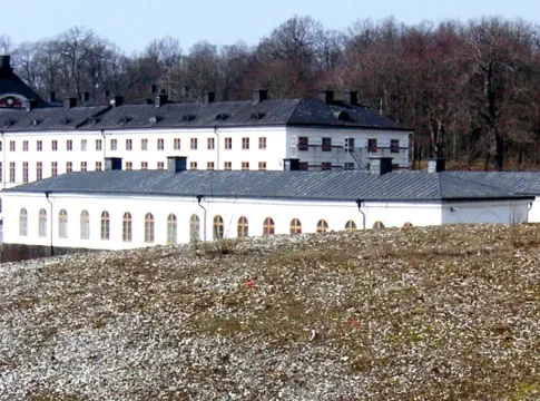 The porcelain tip from the Rörstrand porcelain factory in Stockholm, with Karlberg Palace in the background. Photo: Holger.Ellgaard (CC BY-SA 3.0)