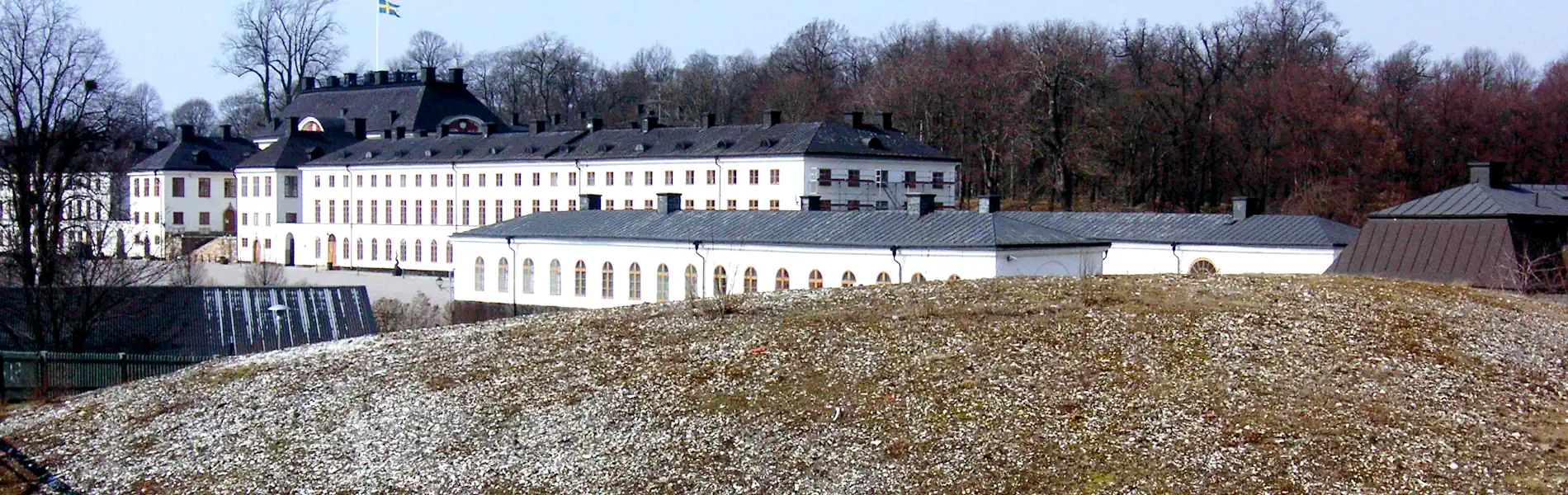 The porcelain tip from the Rörstrand porcelain factory in Stockholm, with Karlberg Palace in the background. Photo: Holger.Ellgaard (CC BY-SA 3.0)