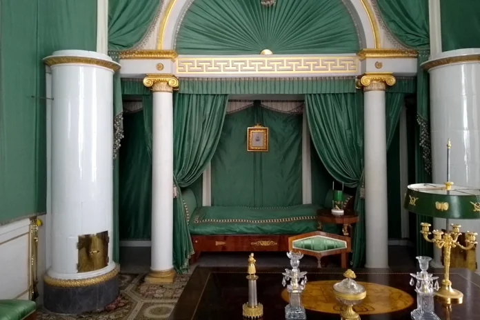 Karl XIV Johan’s bedchamber and also study at Rosersberg Palace. Photo: © StockholmMuseum.com