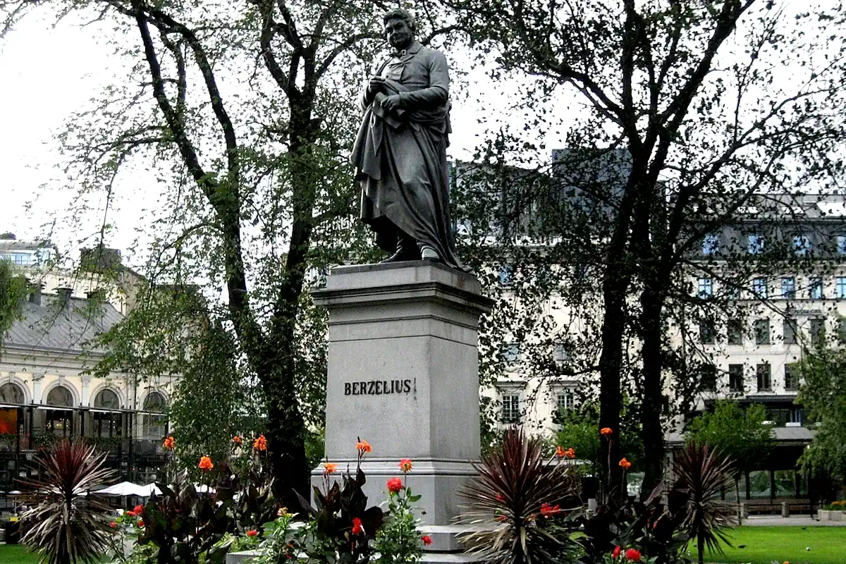 Statue of Berzelius in the centre of Berzelii Park. Photo: Slarre (CC BY-SA 3.0)