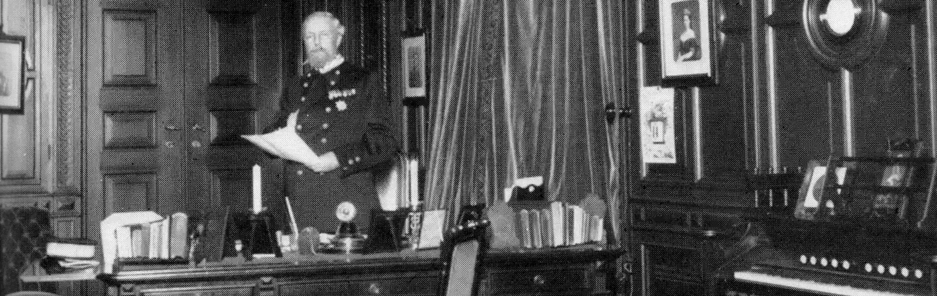 King Oscar II of Sweden in his office in the castle in Oslo. Photo: Unknown (Public domain)