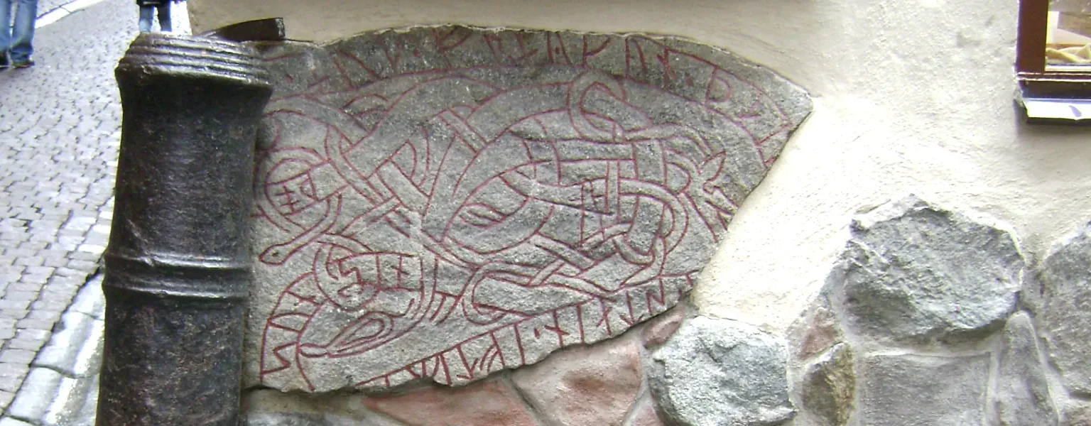 The runestone (Uppland Runic Inscription 53) on Prästgatan in Gamla Stan, Stockholm. Photo: Albertyanks Albert Jankowski (Public Domain)