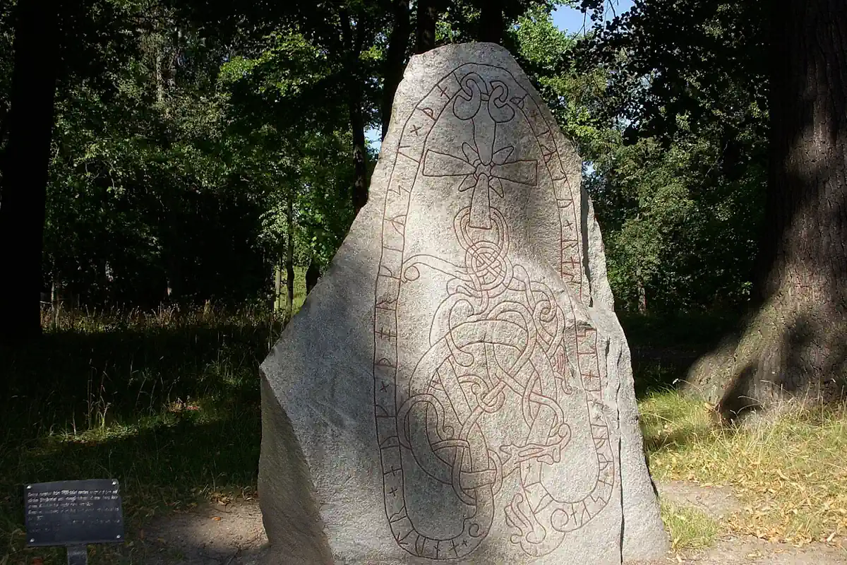 Runestone U124, Karlberg Palace—raised in memory of Åsgöt.