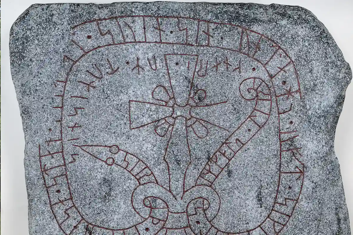 Runestone at the Swedish History Museum: Sigríðr raised it in memory of Sveinn, a seafarer to distant lands.