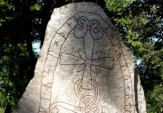Runestone U124 at Karlberg Palace: raised by Anund and Torgils in memory of Åsgöt—a lasting echo of Viking Age remembrance. Photo: Holger.Ellgaard (CC BY-SA 3.0)