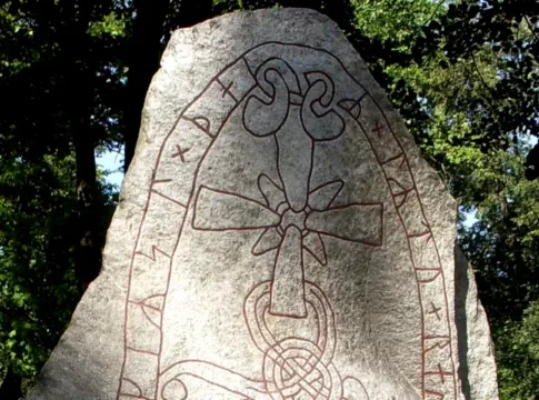Runestone U124 at Karlberg Palace: raised by Anund and Torgils in memory of Åsgöt—a lasting echo of Viking Age remembrance. Photo: Holger.Ellgaard (CC BY-SA 3.0)