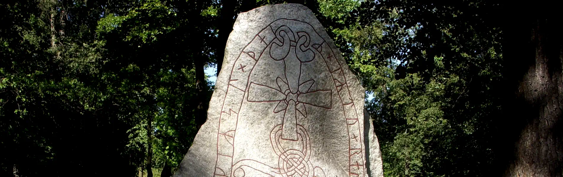 Runestone U124 at Karlberg Palace: raised by Anund and Torgils in memory of Åsgöt—a lasting echo of Viking Age remembrance. Photo: Holger.Ellgaard (CC BY-SA 3.0)