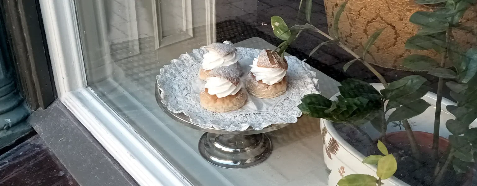 Semla pastries at Stortorget in Gamla Stan, waiting to be eaten. © StockholmMuseum.com