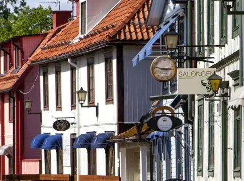 Stora gatan in Sigtuna Sweden. Photo: Brorsson. Creative Commons Attribution-Share Alike 3.0