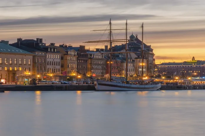 Skeppsbron seen from Södermalm, facing north. Photo: Arild (CC BY-SA 2.0)