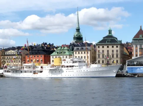 Skeppsbron in Stockholm on June 19, 2010, the day of the wedding between Crown Princess Victoria and Daniel Westling. Photo: Holger.Ellgaard (CC BY-SA 3.0)